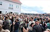 Folk strøymde til då Sivert Høyem skulle spela på Skånevik Bluesfestival i 2024, og etter kvart blei det ganske fullt. Arkivfoto: Renate Sævareid/Grannar