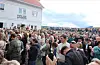 Folk strøymde til då Sivert Høyem skulle spela på Skånevik Bluesfestival i 2024, og etter kvart blei det ganske fullt. Arkivfoto: Renate Sævareid/Grannar