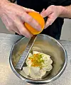 Til pærekremen riv du skalet av ein halv lime, ei halv sitron og ei halv appelsin i den greske yoghurten, smakar til med honning og piskar godt.