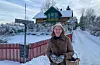 Museumsstyrar Fredrikke Hegnar vond Hubish framfor huset der Hulda og Arne Garborg budde store delar av livet. I dag er Labråten ein del av Asker museum.