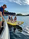 Sommarleg sjøliv ved naustene på Rophus dagen før uvêret kom. Frå venstre Carl Enoksen, Ulrikke Husebø, Adelen Salte-Enoksen og Johanna Osa Erve.