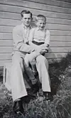 1951: Kåre Johannes (8) på far sitt fang.