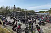 Meir enn 600 motorsyklar samla seg på ferjekaien i Valevåg. Eit rekordstort oppmøte.