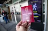Mange skal skaffe seg nytt pass før sommaren, og politiet oppfordrar dei som ikkje treng pass, til å vente med å få seg nytt. Foto: Håkon Mosvold Larsen / NTB