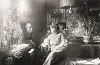 Hulda og Arne Garborg heime i stova på Labråten i Asker rundt 1900.