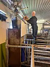 Mjølkebonde Torunn Aurstad fyller på med mineralblandinga med metanhemmar.