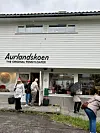 Frå utsida ser fabrikken ut som eit heilt ordinært bustadhus. I kjellaren blir det produsert opp mot fire tusen par i året av den tradisjonsrike Aurlandsskoen.
