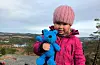 Tindra Rydningen Thuseth (2 1/2) i Barnas Turlag Sveio med maskoten Turbo.