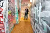 Selskapet er innovativt på interiør også. Denne grafittidekorerte gangen leiar til ytterdøra der ein går/sparkar over til neste bygg.