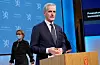 Statsminister Jonas Gahr Støre (Ap) under pressekonferansen om koronasituasjonen torsdag. I bakgrunnen helseminister Ingvild Kjerkol (Ap). Foto: Terje Bendiksby / NTB / NPK
