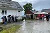 Tilskodarar fekk litt ly inntil husvegen for vind og vêr.