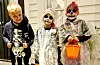 Ivar, Mikal og Astrid Marlen trosset regnet å tok runden i sveioåsen. Der møtte de flere pyntede hus og hyggelige beboere. Et hus skilte seg ut i mengden og gjorde stort inntrykk. Så til familien Neraal, takk! Dette var skummelt gøy for både store og små.