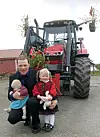 Vidar Stokkenes og Annika klar til tog, med lillesøster Frida før avreise.