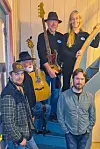 Bandet til Valestrand Mannskor (f.v.): Endre Hetlesæter (slagverk), Kjell Olav Møllerhaug (gitar),Hans Christian Andersen (bass), Ane Agdestein (piano) og Preston James Kingsley (dirigent).Foto: Valestrand Mannskor / Bjarne Hetlesæter