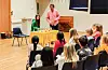 Førde-eleven Andrine Haraldseid Miljeteig fekk prøva dei klangfulle bjellene. FOTO: GUNNHILD LØNNING