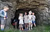 Viljar Møller Fosstveit t.v., Astrid Marlen Liknes, Roda Mahamed, Hannah H. Askvig og Brage Miljeteig utforskar ein bunkers i nærmiljøet.