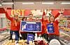 Butikksjef Rebekka Lye var tilbake i butikken sammen med kollegaene dagen etter prisutdelingen, da seieren ble feiret til tonene av «We Are The Champions». Fra venstre: Rebekka Lye, Anne Tove Lye, Arya Bye, Reidun Karin Reinertsen, Reidun Nes og Anne Lovise Storstein. Morten Vågset Møller