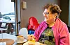 Kaffi og kake på kafeen høyrer med når 100-åringen Rikka Ramsdal har sine faste handleturar til Sveio.