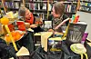 Bibliotekar Anitha Ramsdal (t.v.) og biblioteksjef Kristine Torkildsen ved krimutstillinga på Sveio bibliotek. FOTO: ELLEN MARIE HAGEVIK