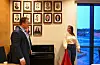 Tidligere ordfører Linn Therese Erve og nåværende ordfører André Mundal Haukås avduket portrettet sammen under kommunestyremøtet mandag kveld. Foto: Morten Vågset Møller