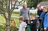 Både dei yngste og dei litt eldre deltok i aktivitetsløypa som Sveio O-lag hadde laga. Frå venstre: Samuel, Nils Ove, Jonas, Fillip, Markus, Magnus og Malin, alle med etternamnet Notland.