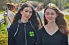Jofrid Valen (t.v) og Olivia Valen i Sisu 4H serverte kaker, lappar, brus og kaffi til alle frammøtte.