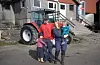 Dei nye mjølkeprodusentane på Eilerås utanfor fjøset: Eirik Kristian og Hege Hobberstad Vigre med barna Eirin og Marlon. Her satsar dei langsiktig for å byggja opp ei gardsdrift med fleire bein å stå på. Foto: Einar Vestvik