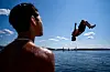 Folk på Austlandet kan få opp mot 30 grader før helga. Biletet er teke på Tjuvholmen under Færderseilasen i Oslofjorden. Til helga kjem også sommarvêret til nord, sjølv om det ikkje blir like høge temperaturar. FOTO: JAVAD PARSA / NTB