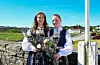 Cathrine Aarsteinsen og Ingunn Stortstein fra 10B holdt hver sin tale ved minnesmerke i Sveio Kyrkje. Foto: Morten Vågset Møller