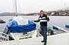 Her utanfor huset på Ålfjorden brygge er Alf Kristian Hansen heilt utan mobildekning.