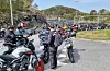 Rett før klokka 13.00 var det så fult på ferjekaien at motorsyklane måtte stå opp etter vegen.