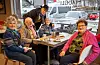 Rundt kafébordet hjå Haugli. Frå venstre Cecelie Aaland (93 dagen etter at Rikka fyller 100), Rigmor Gravelsæter, som er eldste dotter til Rikka og fyller 80 år same dagen som mora fyller 100, drosjesjåfør Odd Arne Eikeland, Anna Nappen (90) og Rikka Ramsdal (snart 100).