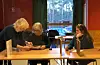 På plass i Førde samfunnshus for å organisera folkerøystinga, frå venstre Kristin Hovland, Elise Austvik og Lillian Wirkola.