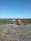 Solvarmt berg er godt å sitja på, det synest desse smårollingane som deltok på Friluftsveka.