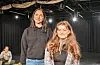 Mens Kristine Jirgensone fra Førde pendler til skolen, har Lilly Belle Sirevaag valgt å flytte inn i en hybel i Haugesund. Nå gleder de seg til forestilling og håper at også sveibuene tar turen innom i helgen. Til venstre: Kristine Jirgensone. Til høyre: Lilly Belle Sirevaag. Foto: Morten Vågset Møller.