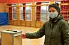 11-Siren Bråtveit var ei av to veljarar som var innom røystelokalet på Vikse medan Vestavind var på besøk.FOTO: EINAR VESTVIK