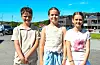 Emilijan Andreas Rand Siglen rystet jentene Amelia Møller Fosstveit (i midten) og Ida Kristin Larsen Vihovde da han sa at han skulle spise minst mulig is. Alle tre skulle dog delta på 60-meteren og kose seg med god mat.Foto: Morten Vågset Møller