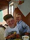 Superblide gutar: Henrik Kvalvågnes og Tobias Salt Nesse på Friluftsveka.