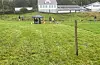 Rundt stolpen og tilbake var staurberingskonkurransen. I bakgrunnen ser ein oppvekstsenteret.