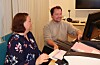 Viktoria Rush Lien og Bjarte Stølås Storli i gang med den maskinelle finteljinga av Vikse-røystene.