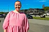Randi Seline koste seg på Vigdartun og fortalte at hun og familien senere skulle reise til mormors naust for å ta seg et bad. – Og så koser jeg meg med is i sola, la hun til med et smil.Foto: Morten Vågset Møller