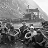 Aksjonistar frå samarbeidsgruppa «Natur og Miljøvern» sit framfor anleggsmaskinane dei mellombels stansa under Mardøl-aksjonen i 1970.