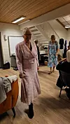 Kristi Tveitaskog og Signe Opedal Fosse var også på golvet med ulike kjolar.