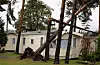 Ei hytte fekk eit tre over taket på Furulund camping. Forsikringsselskapa reknar med at det kjem fleire hytteskadar inn frå kundane. Foto: Stian Olberg / DSB / Handout / NTB / NPK