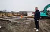 Steffen Fylkesnes i Bømlo Hus framfor ei av einebustadtomtene som blir klargjort for støyping av ringmur.