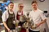 Kurshaldar Kathrin H. Aslaksby, med kinne, flankert av sveiolærlingane Maria Steinstø og Christoffer Opedal. Dei viser fram cottage cheesen frå første økta. Foto: Einar Vestvik