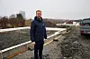 Steffen Fylkesnes i Bømlo Hus framfor tomtene til den eine av to tomannsbustader.