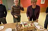 Astrid Synnøve Førsund og Olaug Fagerland stod for utdeling av saftige stykke frå jubileumskaka.