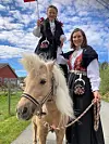 Hurra for 17. mai! Dagny stiller opp for Ann Synnøve Larsen, som viser at ho kan stå på hesten. Mamma Anita Larsen held både hest og dotter.
