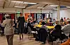 Ranveig Bøe fortel og forklarar om stoff som svinga seg rundt mannekeng Haaversen, som her viser ein av dei eldste kjolane på utstillinga.
